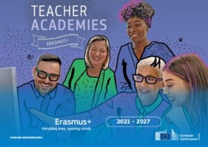 Οι εκπαιδευτικοί χαμογελούν ενώ παρακολουθούν μια διαδικτυακή εκδήλωση. 